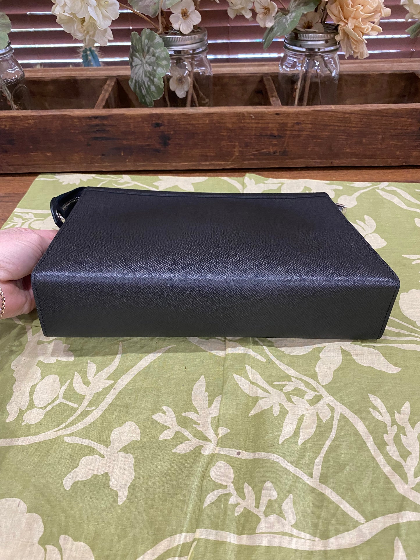 Pochette Voyage Noir Taiga Leather