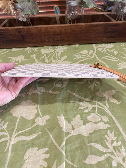 Neverfull Pouch GM in DA print