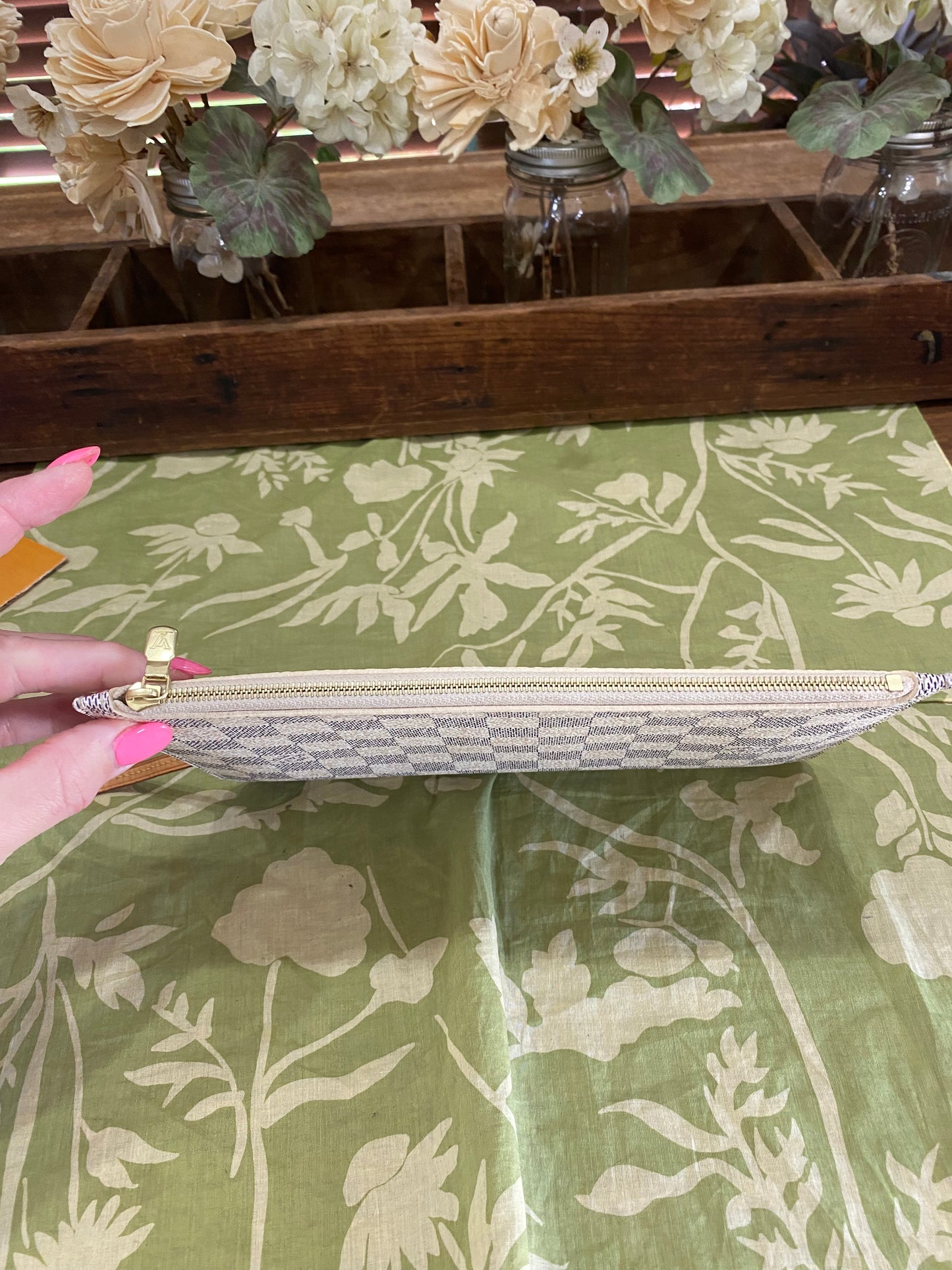 Neverfull Pouch GM in DA print