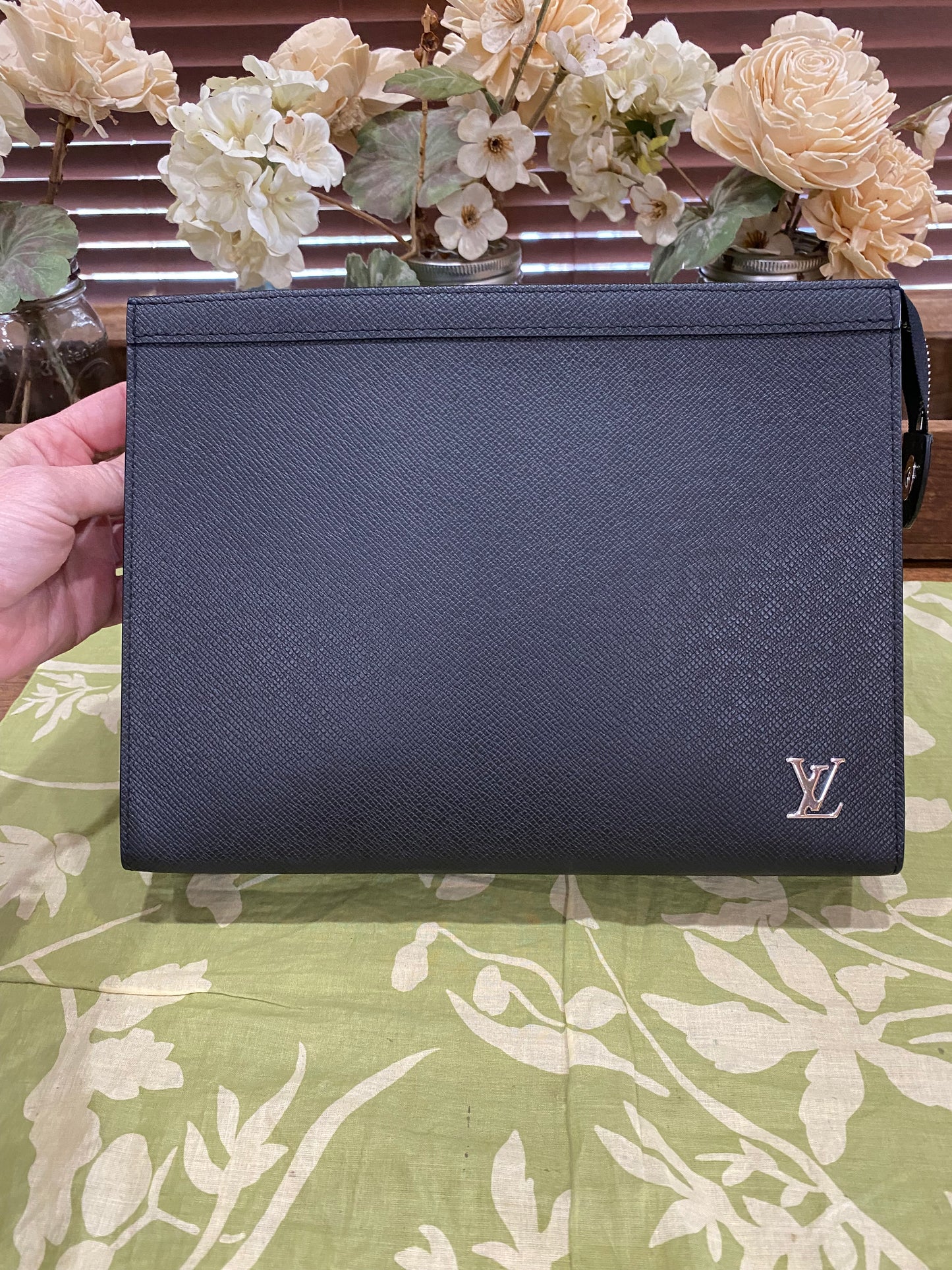 Pochette Voyage Noir Taiga Leather