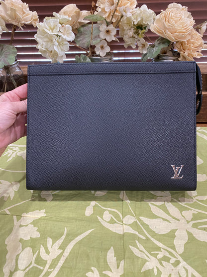 Pochette Voyage Noir Taiga Leather