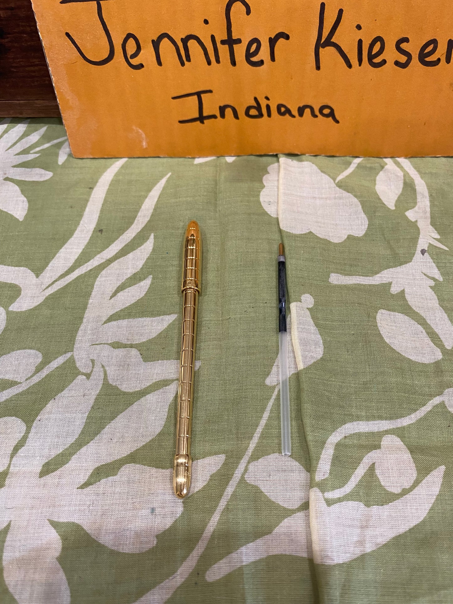 Gold Tone Twist Top Pen