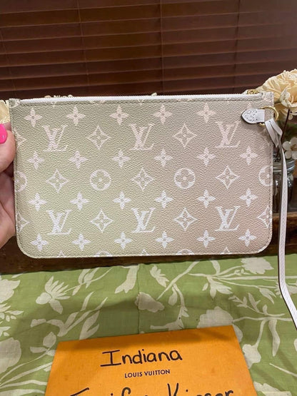 NEW Neverfull Pouch GM (Spring in the City Collection Sunset Khaki)