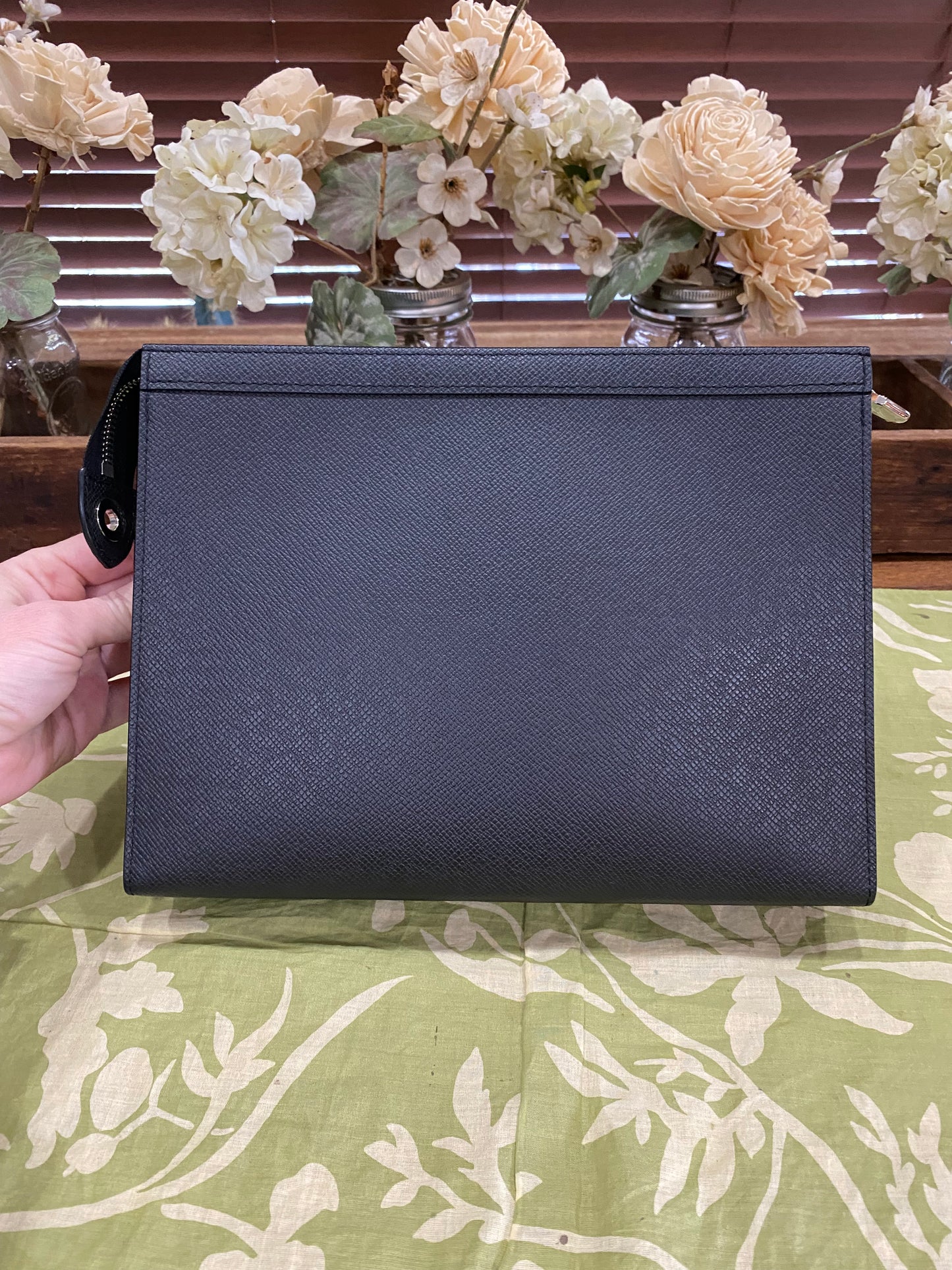 Pochette Voyage Noir Taiga Leather