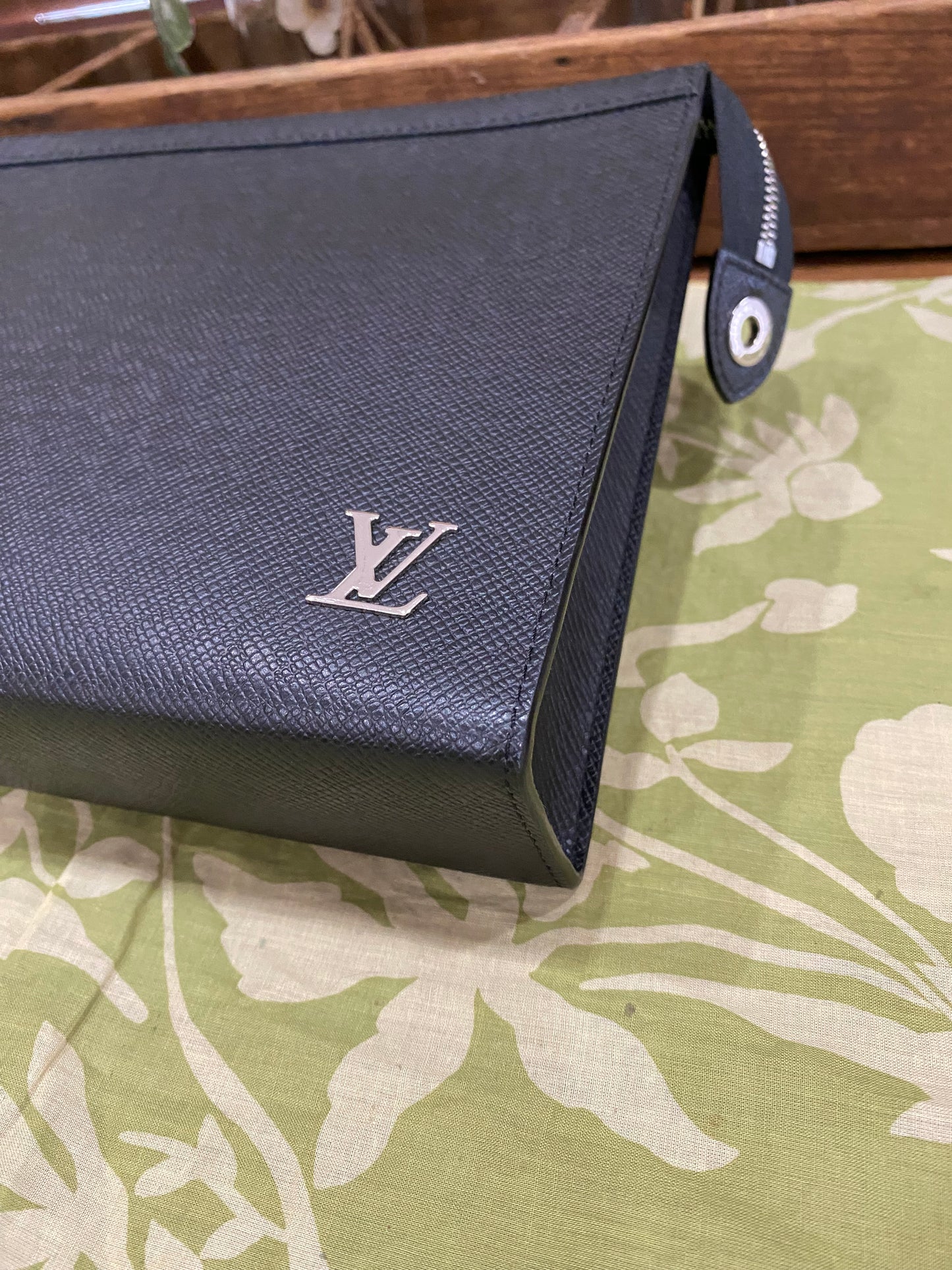 Pochette Voyage Noir Taiga Leather