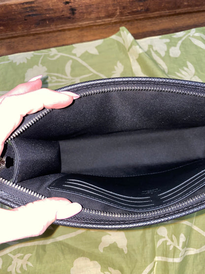 Pochette Voyage Noir Taiga Leather