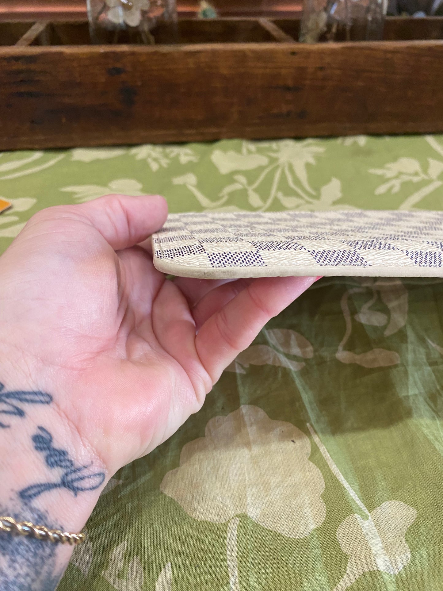 Neverfull Pouch GM in DA print