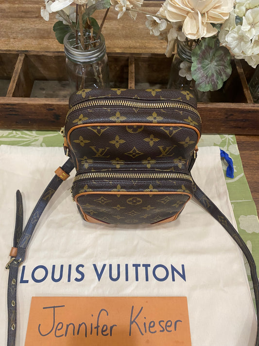 Amazone Crossbody