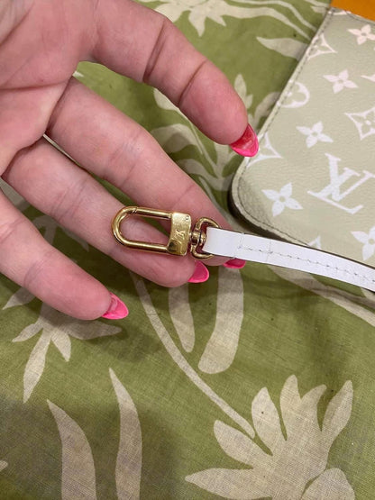 NEW Neverfull Pouch GM (Spring in the City Collection Sunset Khaki)