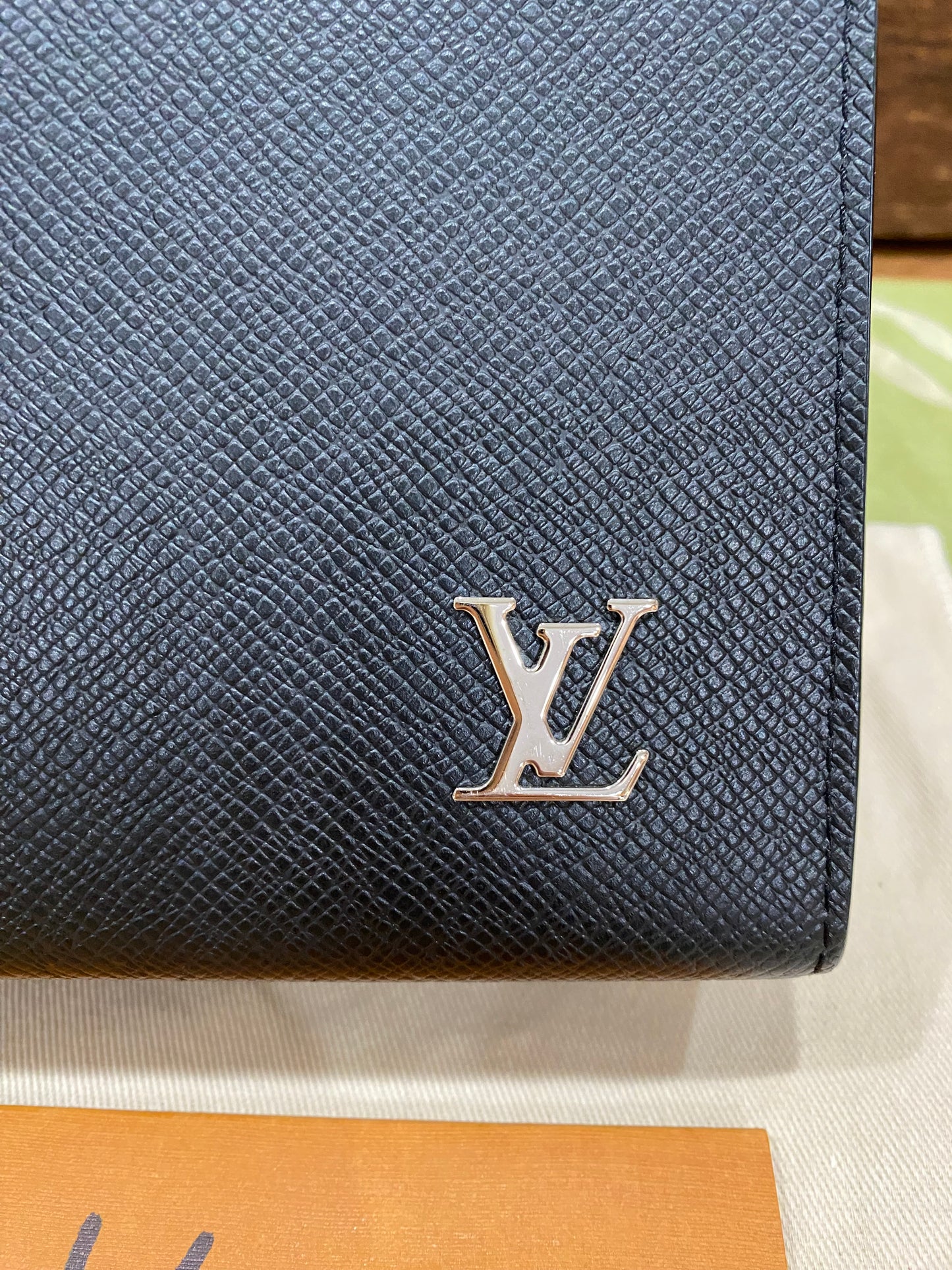 Pochette Voyage Noir Taiga Leather