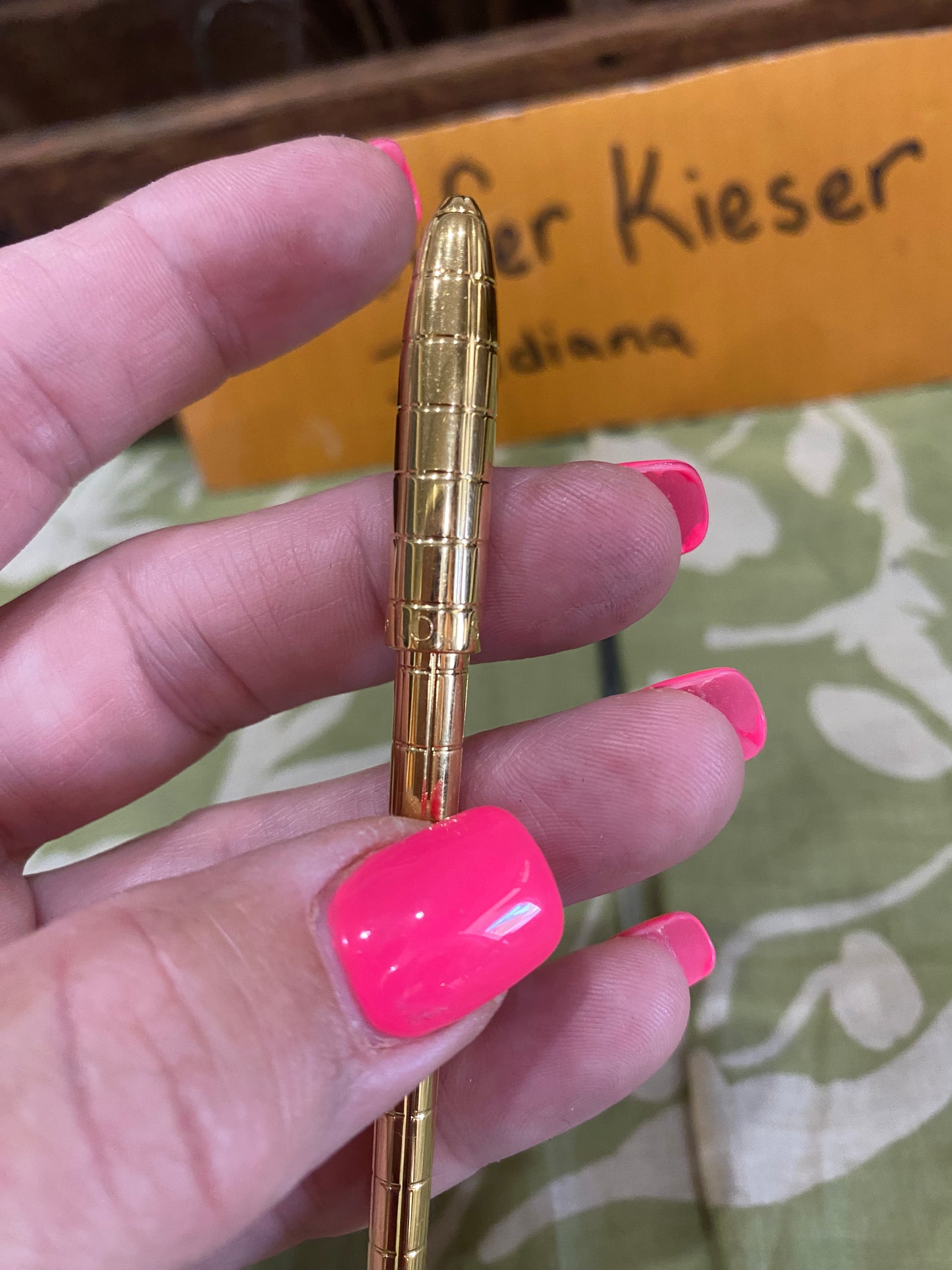 Gold Tone Twist Top Pen