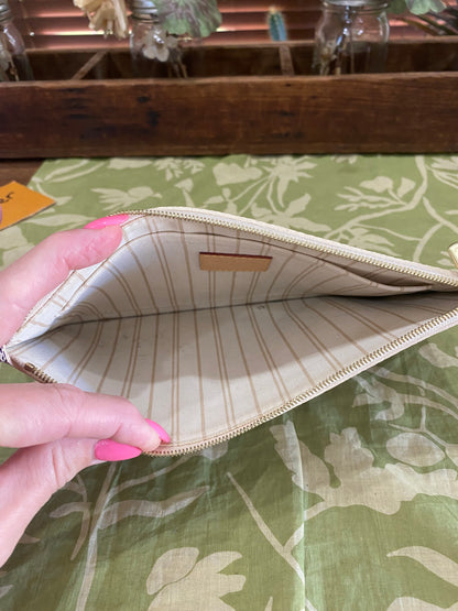 Neverfull Pouch GM in DA print