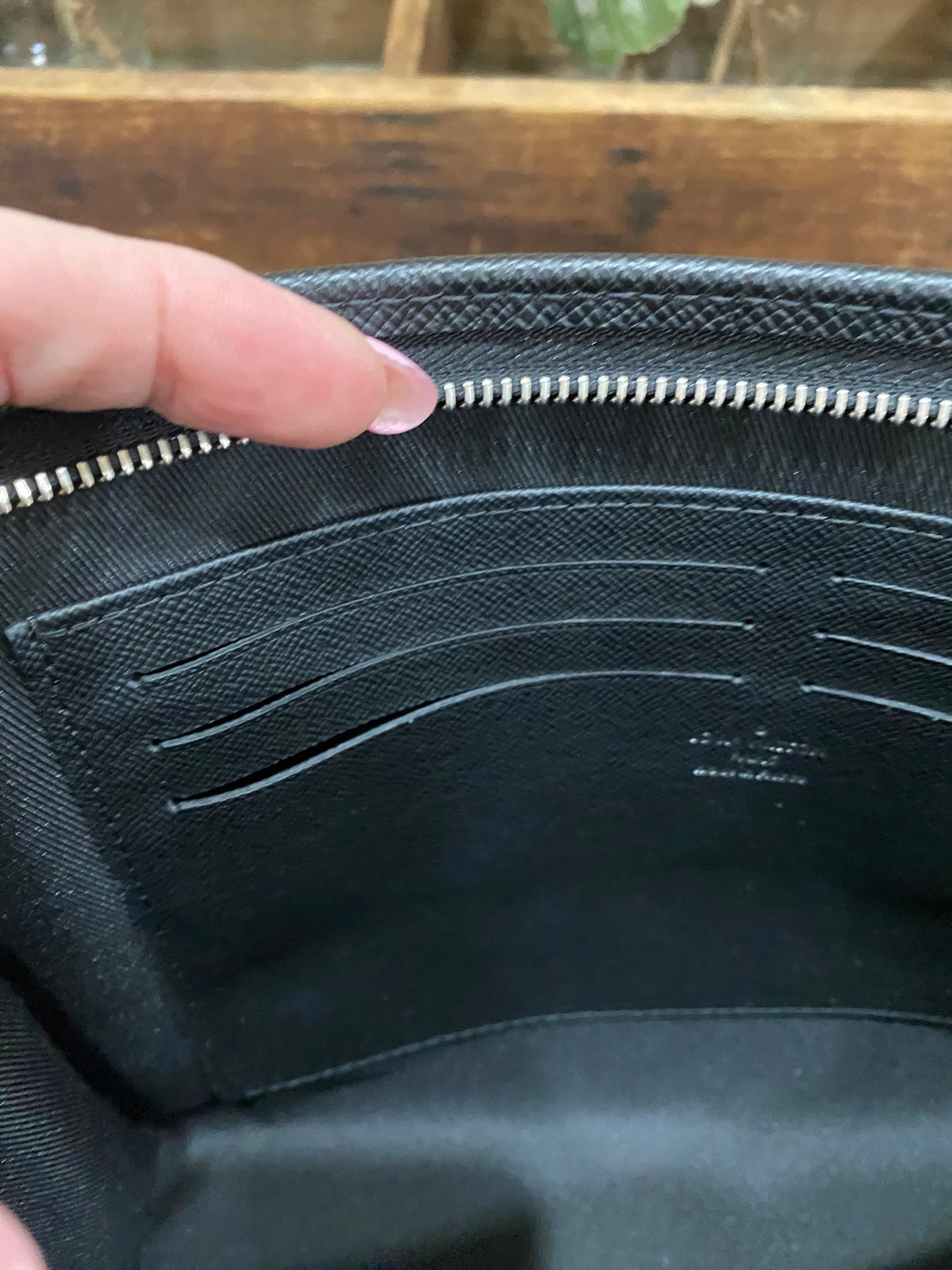 Pochette Voyage Noir Taiga Leather