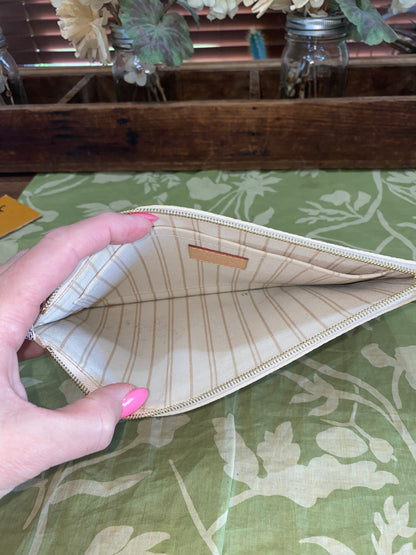 Neverfull Pouch GM in DA print