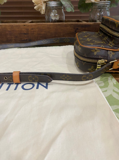 Amazone Crossbody