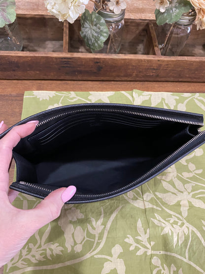 Pochette Voyage Noir Taiga Leather
