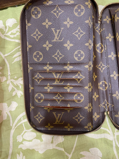 Escapade Travel Organizer