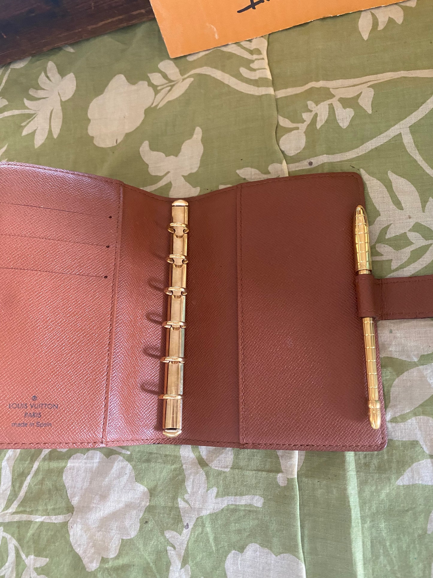 Gold Tone Twist Top Pen