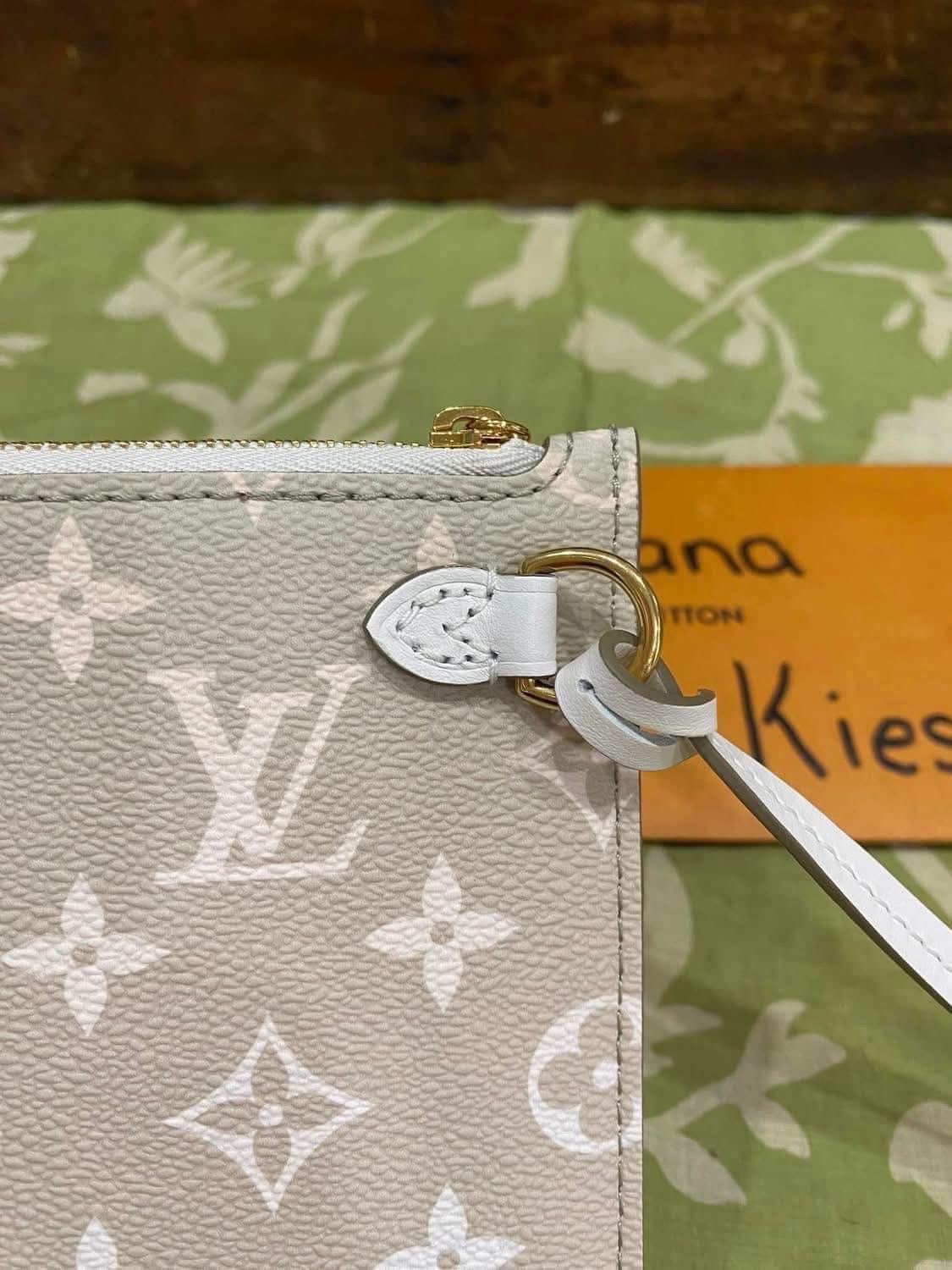 NEW Neverfull Pouch GM (Spring in the City Collection Sunset Khaki)