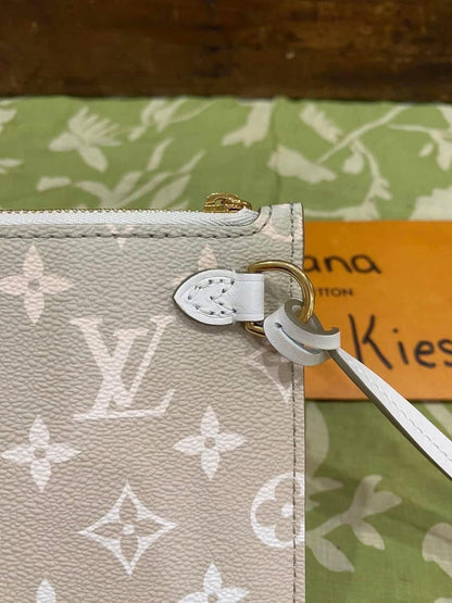 NEW Neverfull Pouch GM (Spring in the City Collection Sunset Khaki)