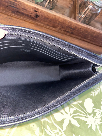 Pochette Voyage Noir Taiga Leather