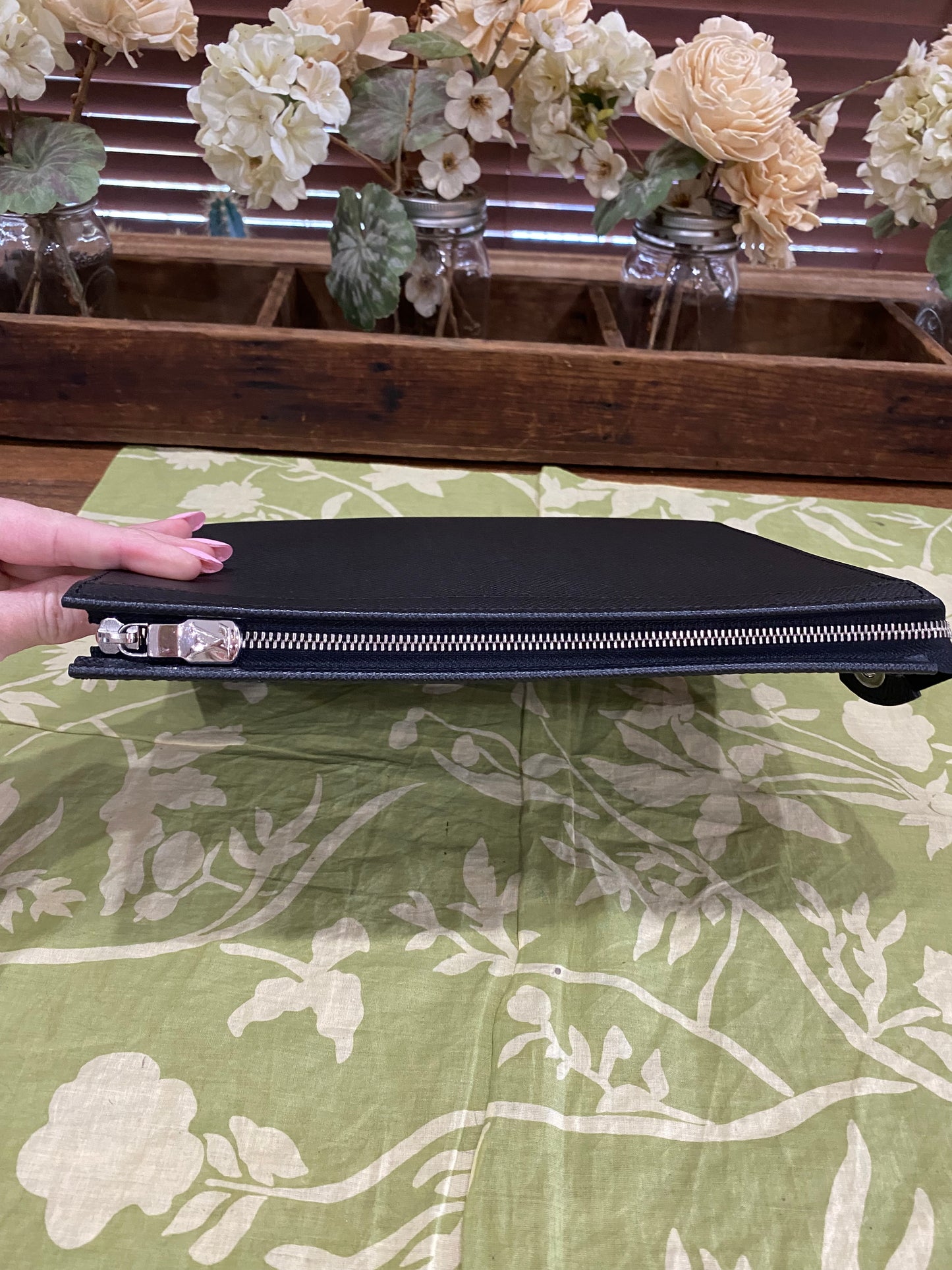 Pochette Voyage Noir Taiga Leather