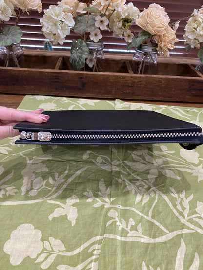 Pochette Voyage Noir Taiga Leather