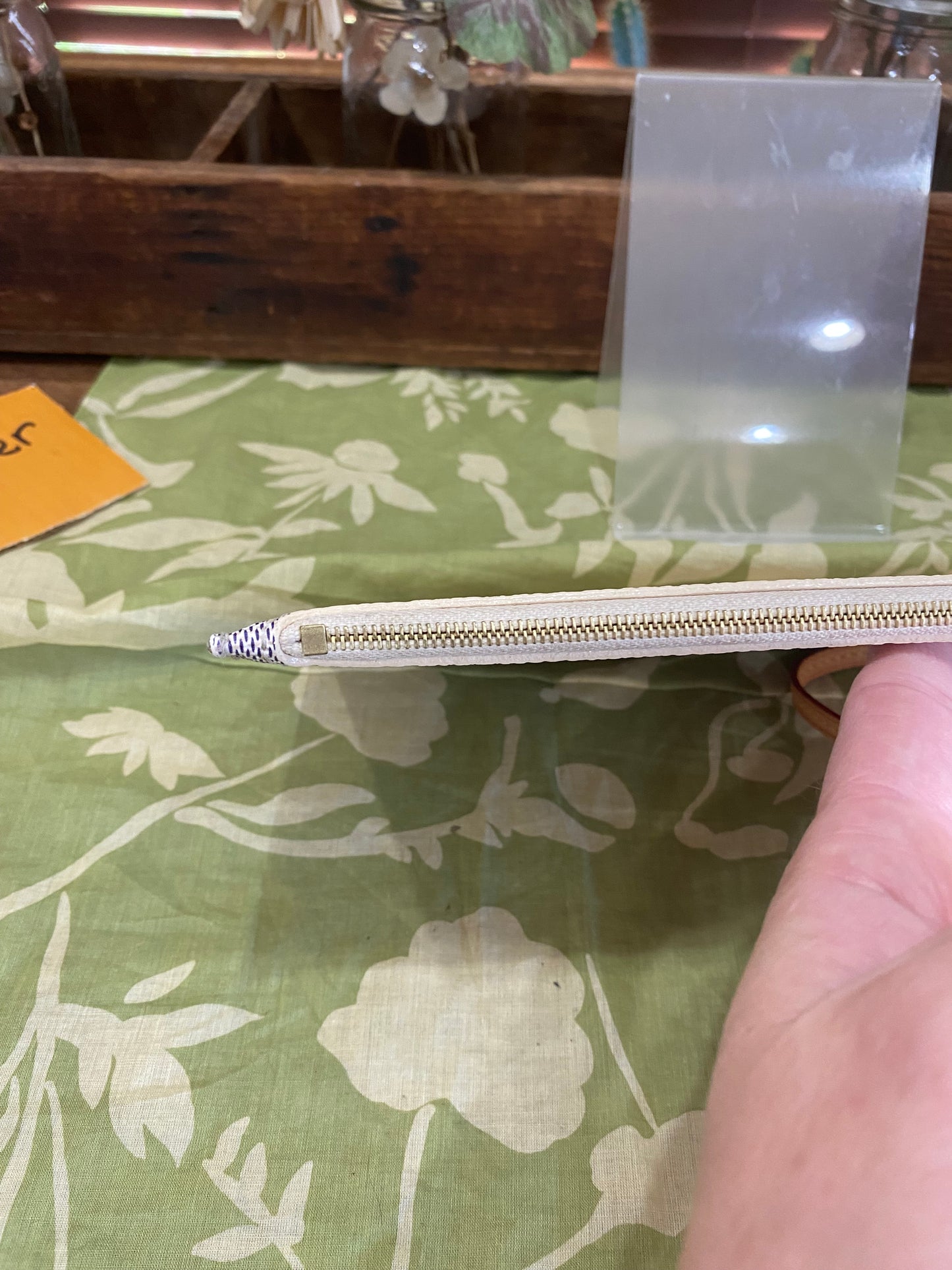 Neverfull Pouch GM in DA print