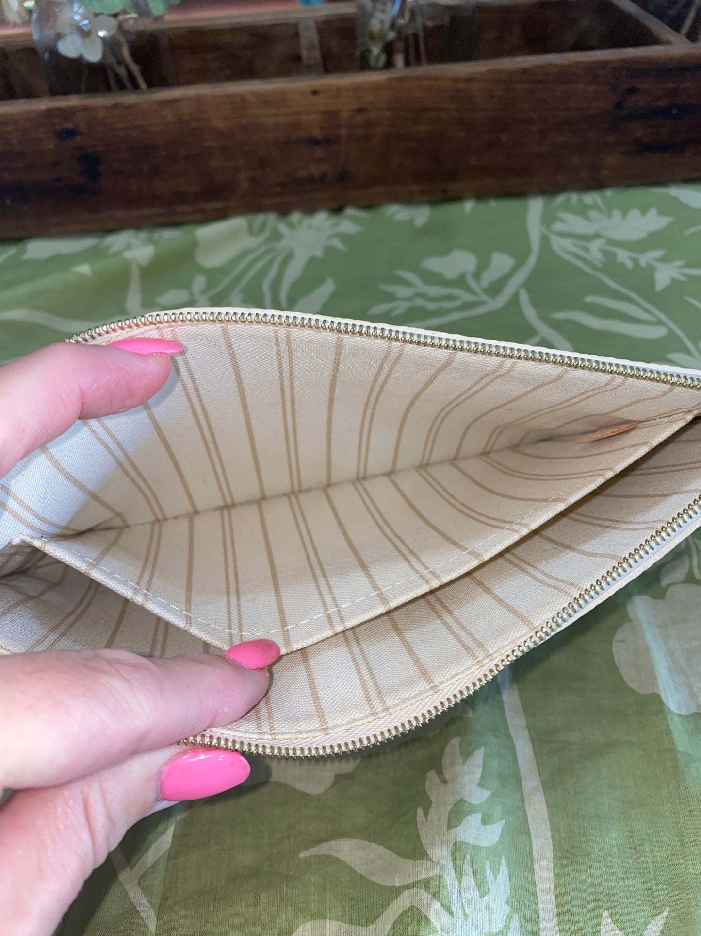 Neverfull Pouch GM in DA print