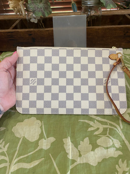 Neverfull Pouch GM in DA print