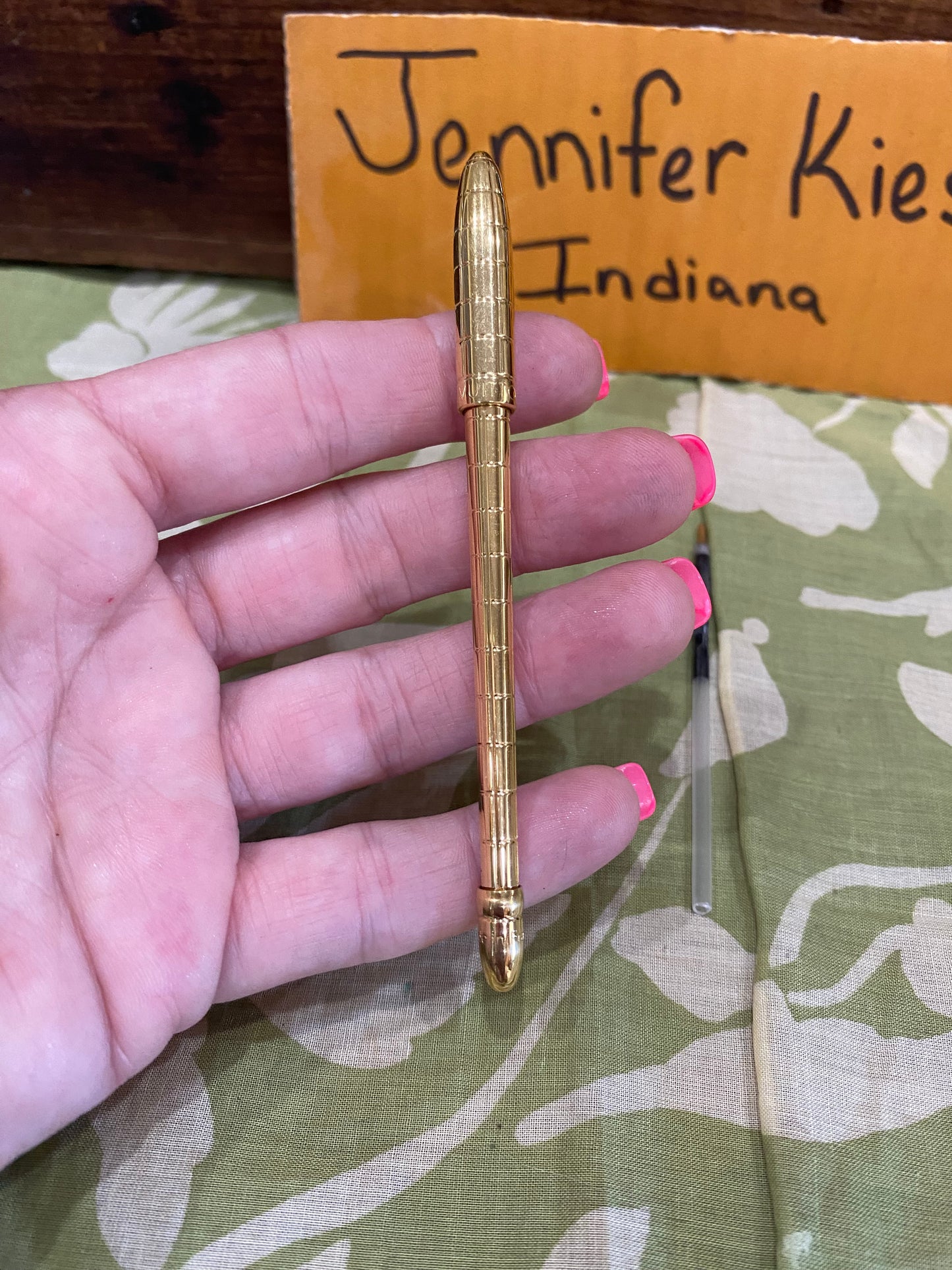 Gold Tone Twist Top Pen