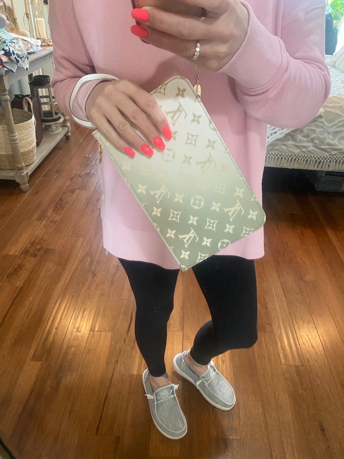 NEW Neverfull Pouch GM (Spring in the City Collection Sunset Khaki)