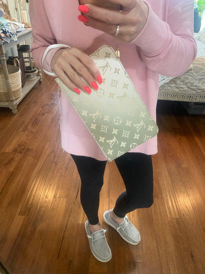 NEW Neverfull Pouch GM (Spring in the City Collection Sunset Khaki)