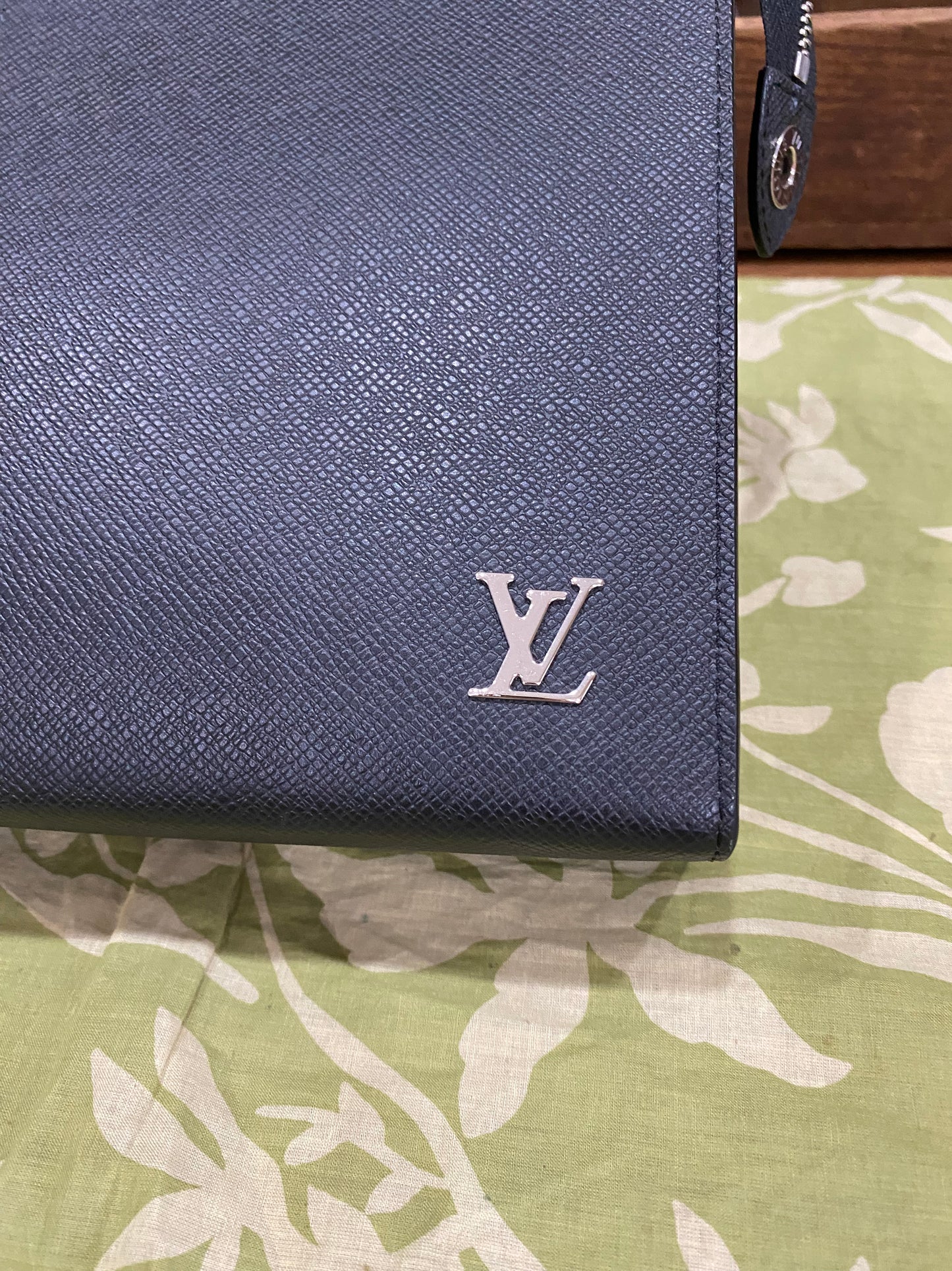 Pochette Voyage Noir Taiga Leather