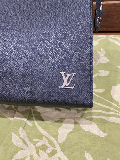 Pochette Voyage Noir Taiga Leather