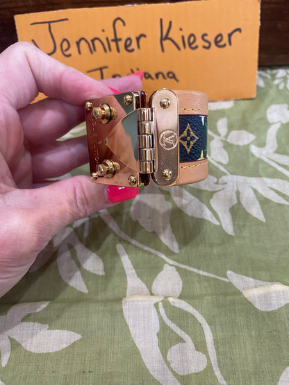 S Lock Cuff Bracelet in Black Multicolor