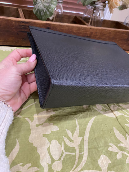 Pochette Voyage Noir Taiga Leather