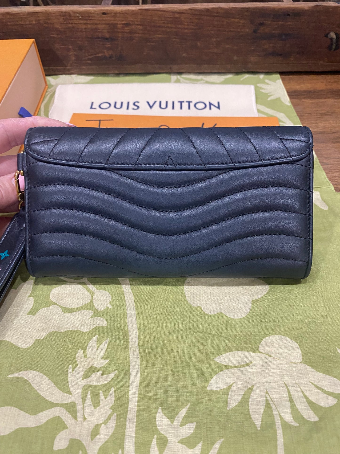 New Wave Calf Leather Long Wallet Wristlet (Noir)