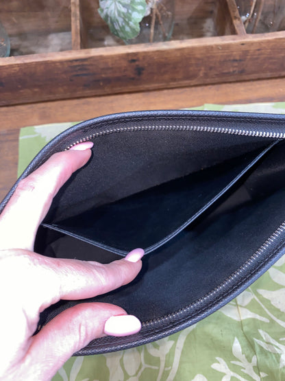 Pochette Voyage Noir Taiga Leather