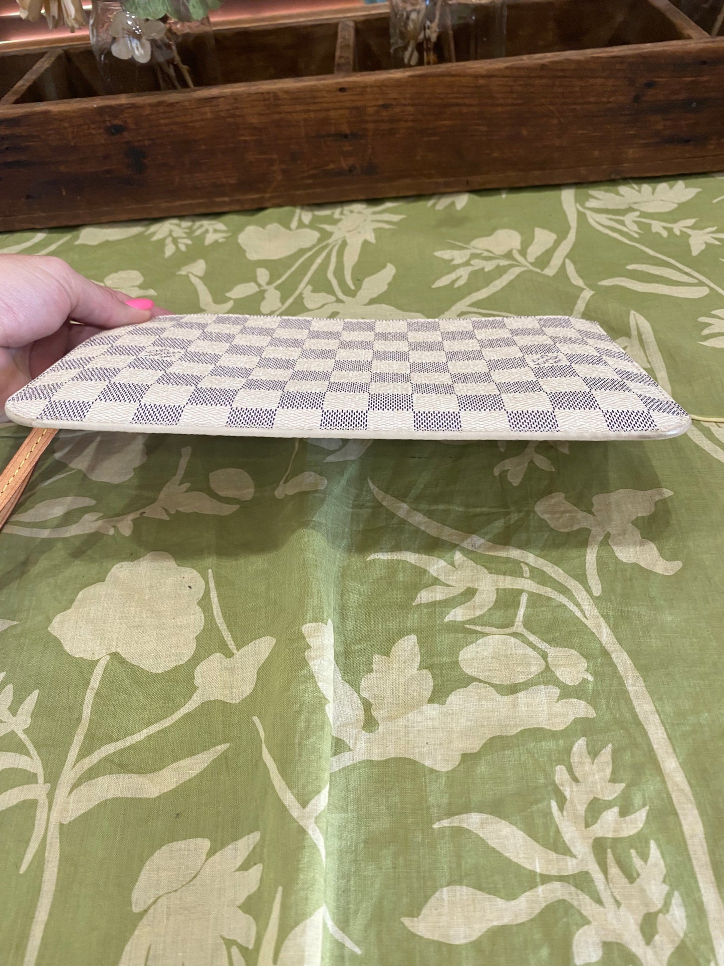 Neverfull Pouch GM in DA print