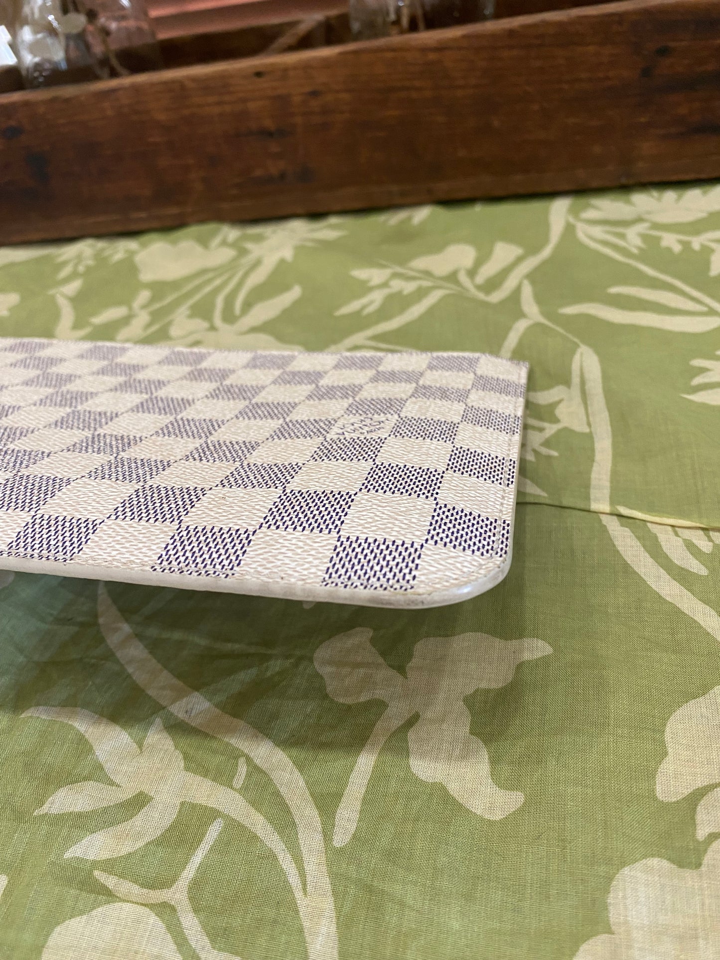 Neverfull Pouch GM in DA print