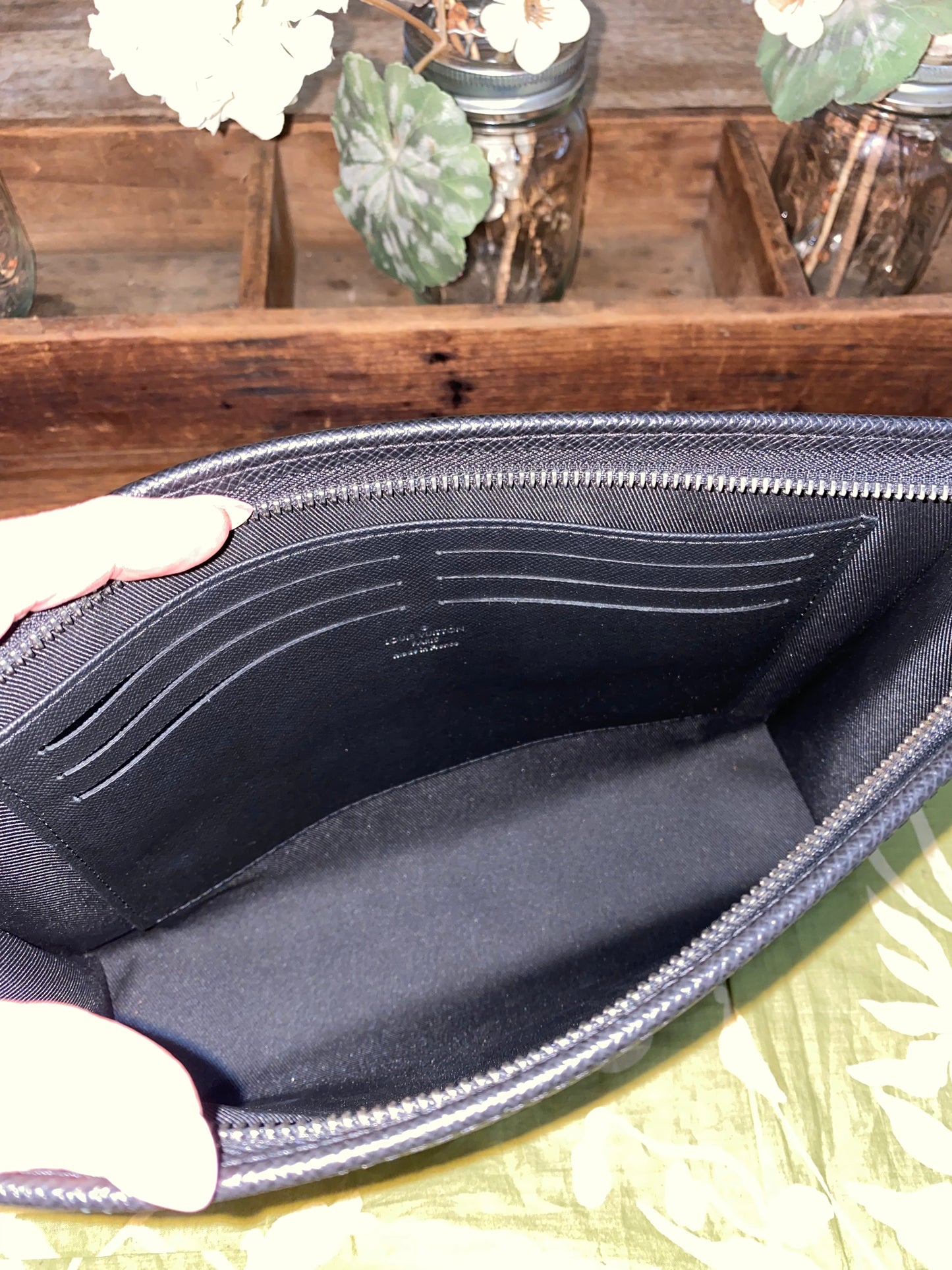 Pochette Voyage Noir Taiga Leather