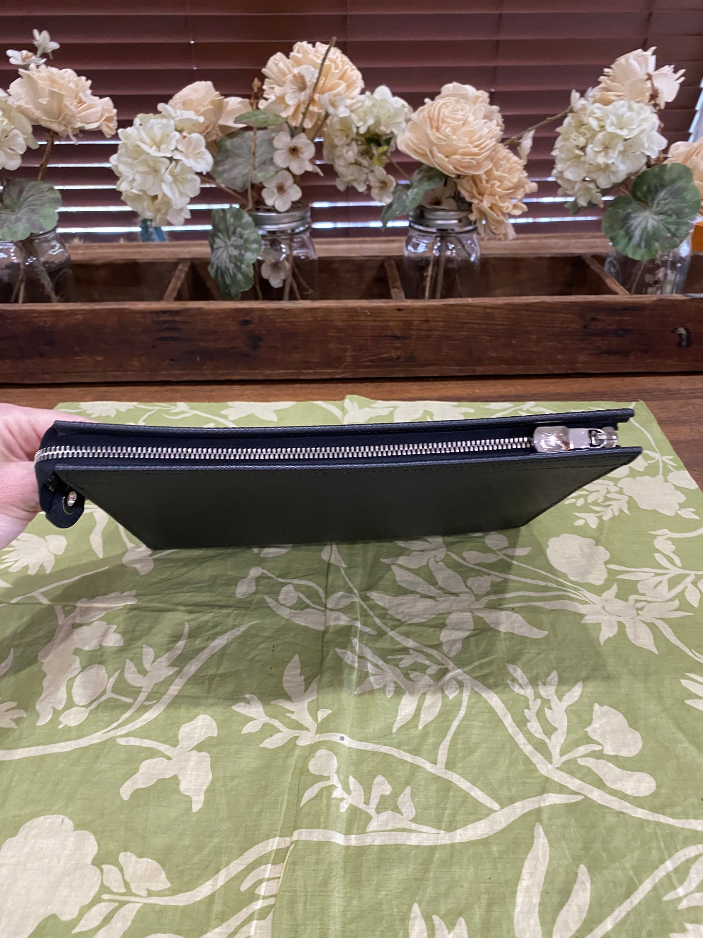 Pochette Voyage Noir Taiga Leather