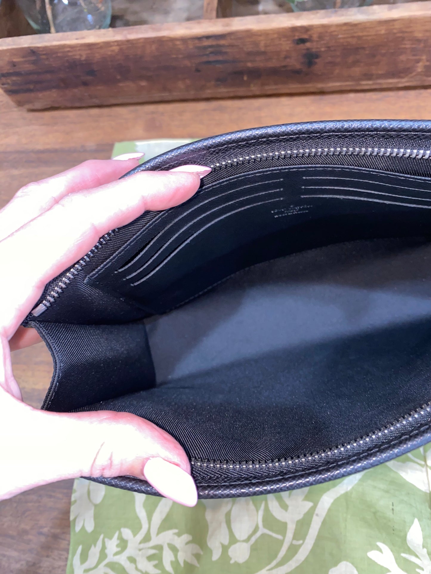 Pochette Voyage Noir Taiga Leather