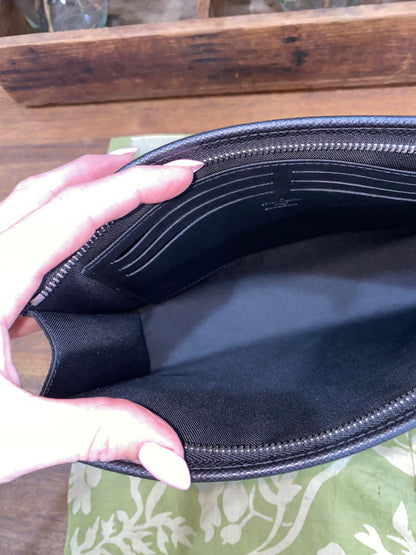 Pochette Voyage Noir Taiga Leather