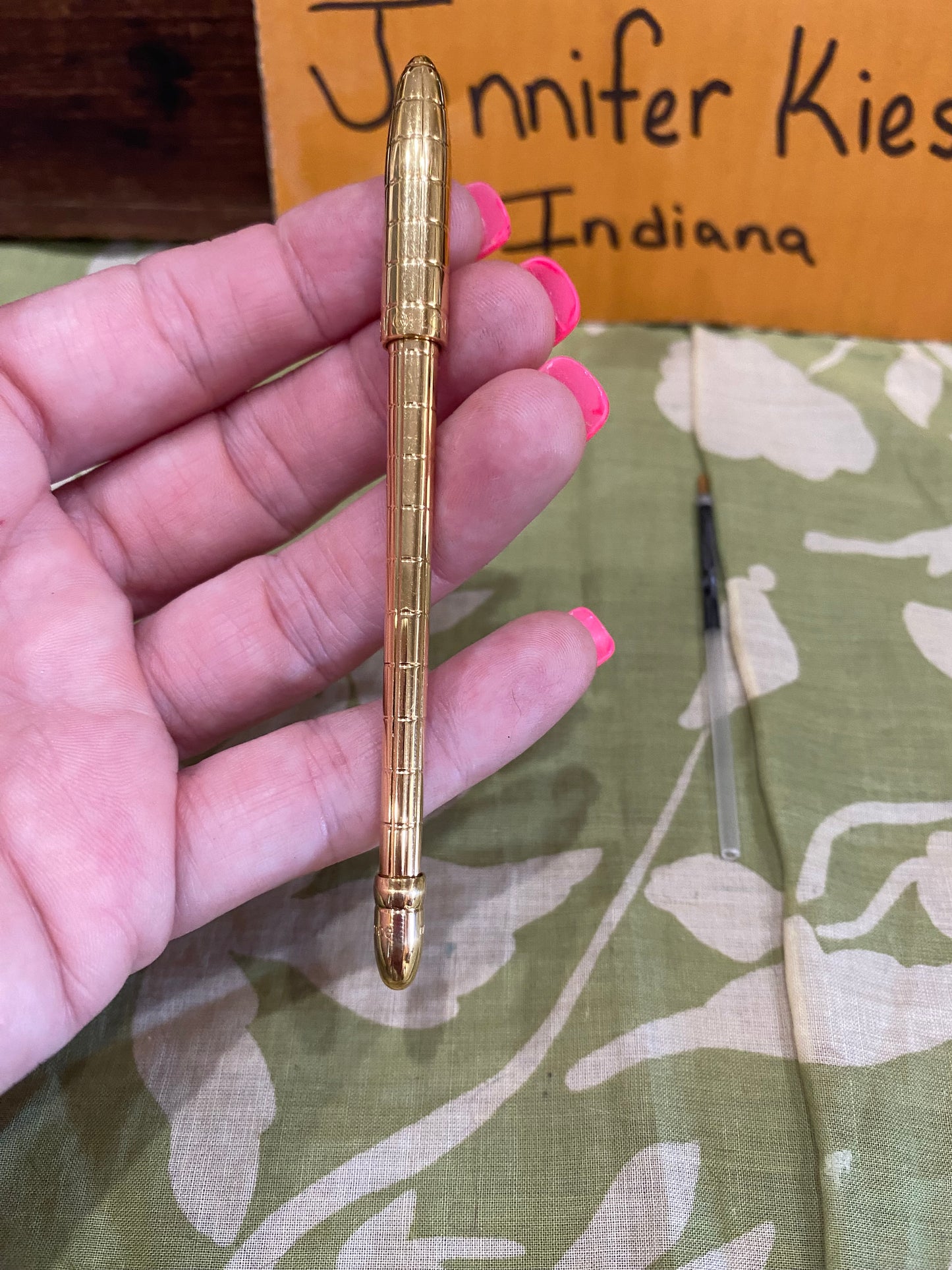 Gold Tone Twist Top Pen