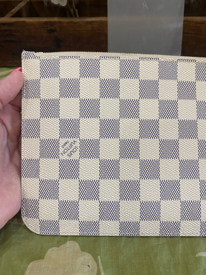 Neverfull Pouch GM in DA print