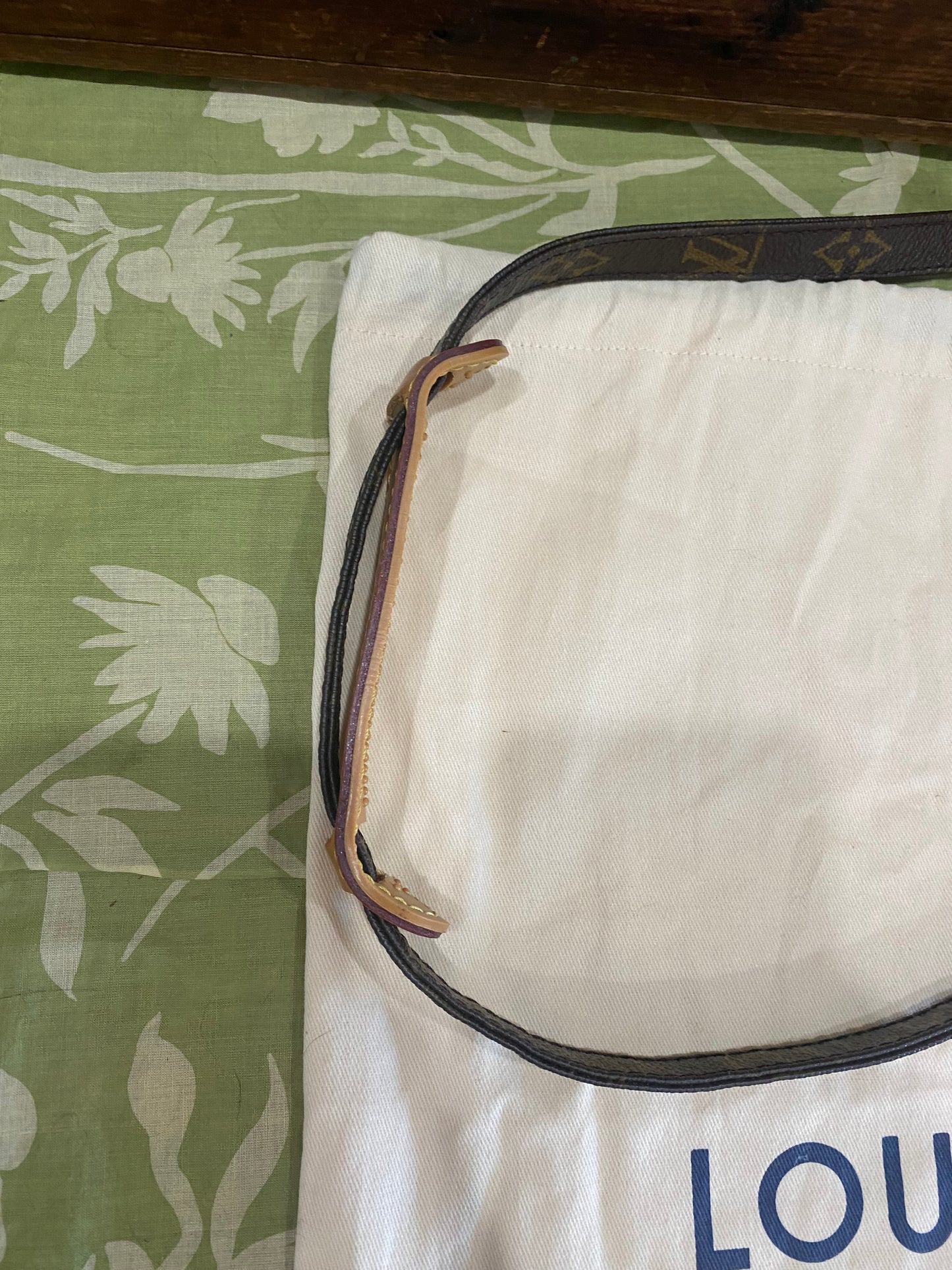 Amazone Crossbody
