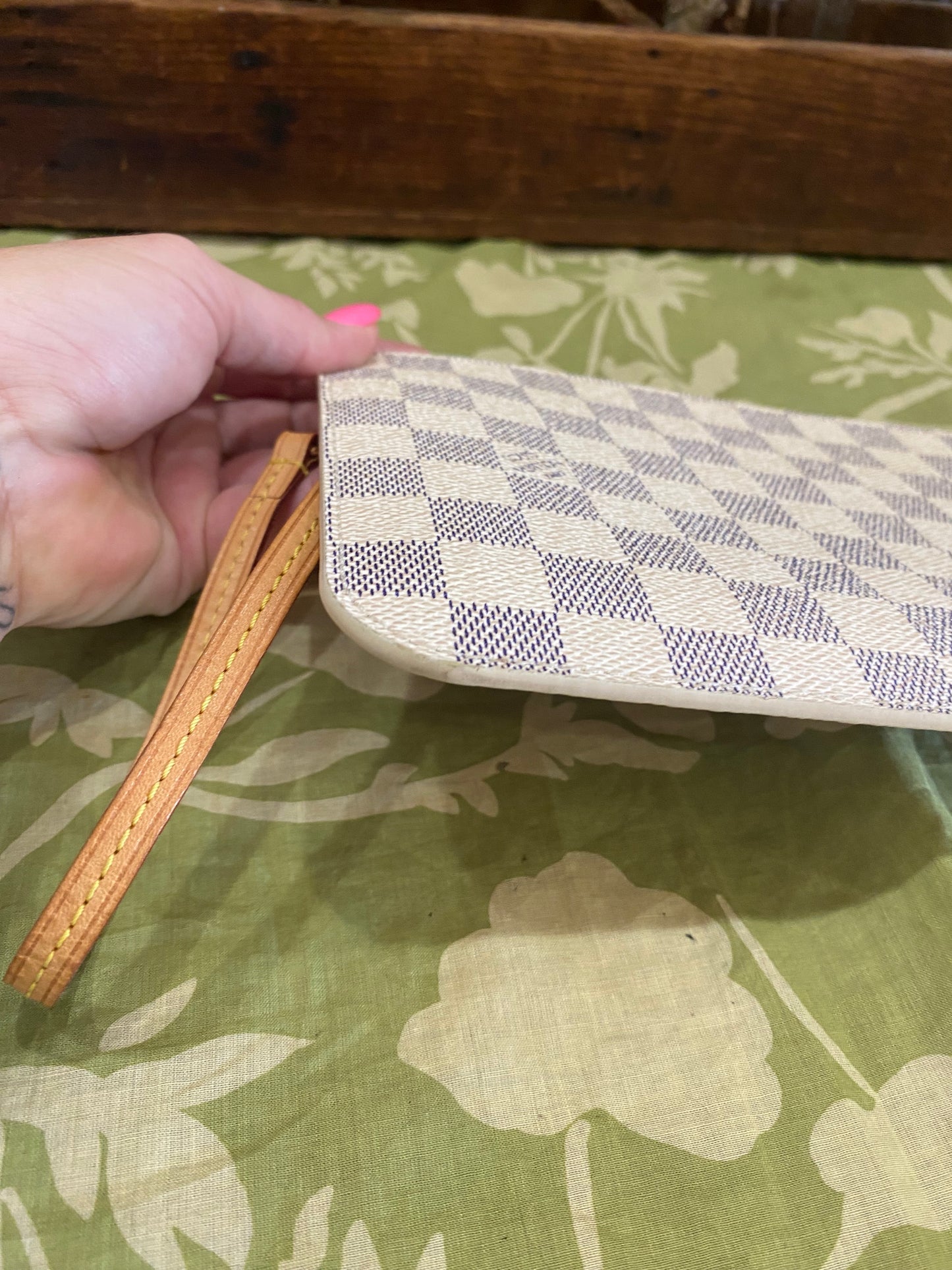 Neverfull Pouch GM in DA print