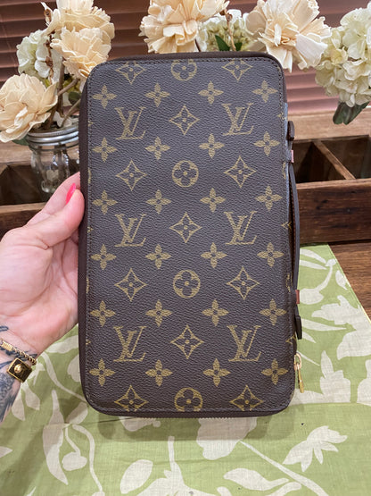 Escapade Travel Organizer